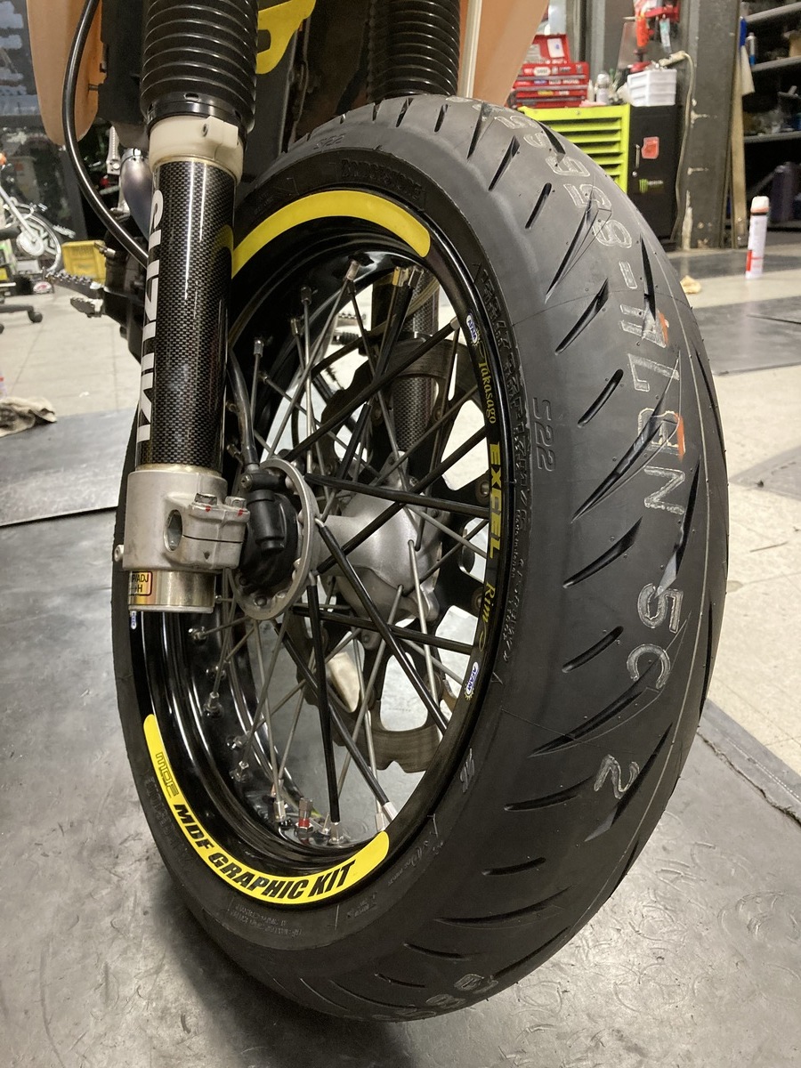 スズキ DR-Z400SM ブリヂストン S22 前後タイヤ交換: バイク用品店