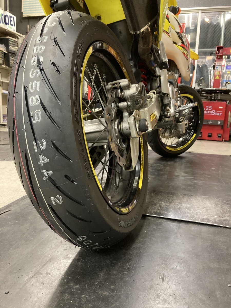 スズキ DR-Z400SM ブリヂストン S22 前後タイヤ交換: バイク用品店ナップス - 港北店ブログ